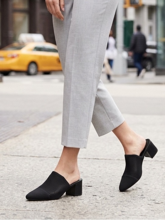 Tahari Shoes - 90’s minimal Tahari Black Knit Pointed Mule with Low Block Heel